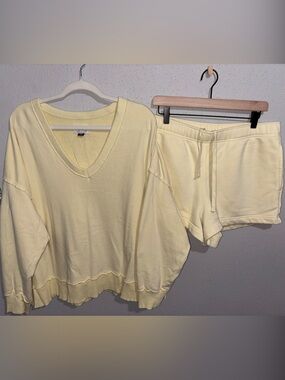 American Eagle Big Hug V-Neck Sweatshirt & AE Shorts bundle set (size Large)